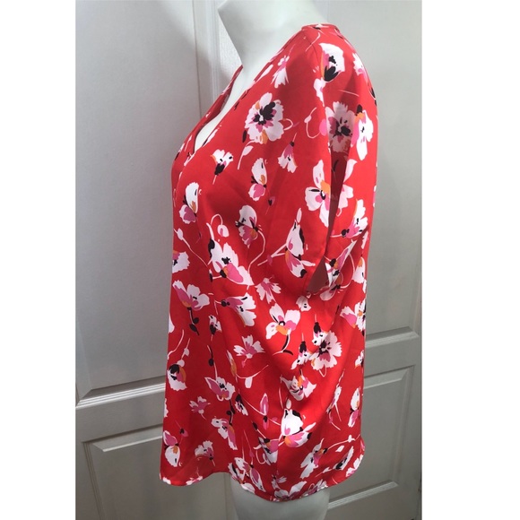 Bobeau Inverted Pleat V-Neck Floral Top - Picture 4 of 4